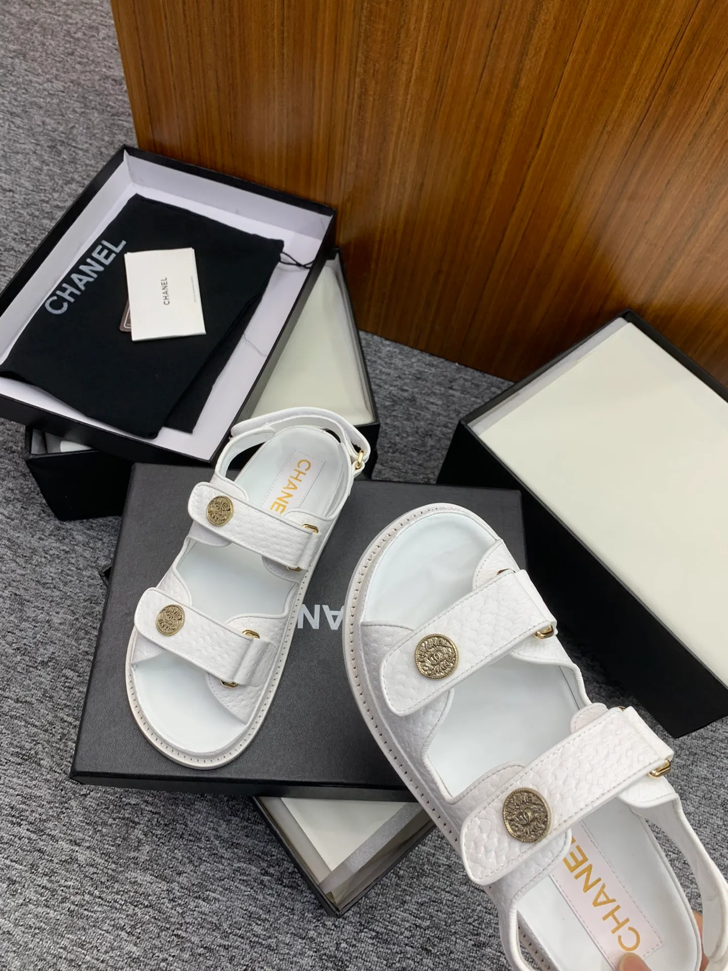 👟👟Ex-factory price 480👟👟 👑Crown👑Top purchasing version✈️ CHANEL Xiaoxiang 2022 spring and summer latest season double C Velcro casual sandals! Summer beach sandals 🏖️! A sandal that is super comfortable on your feet! A must-have classic! ✊Adhere to the original 1:1 mold customization! Feel free to compare! Give you a genuine foot feel! The first choice for high-end customers to purchase ❤️ [Material] 👑 Fabric: Original customized pebbled cowhide/satin buckle 👑 Lining: Original imported water-dyed sheepskin 👑 Outsole: Original open-molded genuine leather outsole [Number of yards] 35-41 (⚠️34/41 needs to be customized, non-refundable and non-exchangeable) [Packaging] 🎁Configured with original packaging